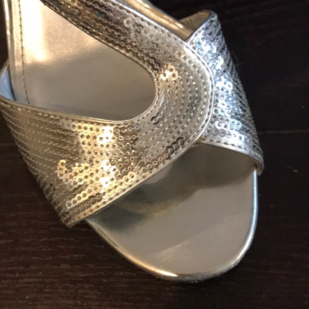 🌸Silver Sequin Heels - Picture 5 of 8